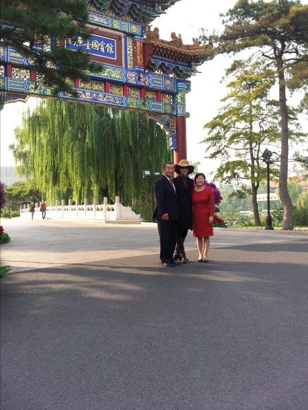 이기수총장님과노소영관장님과 신경숙조어대국빈관정문앞에서